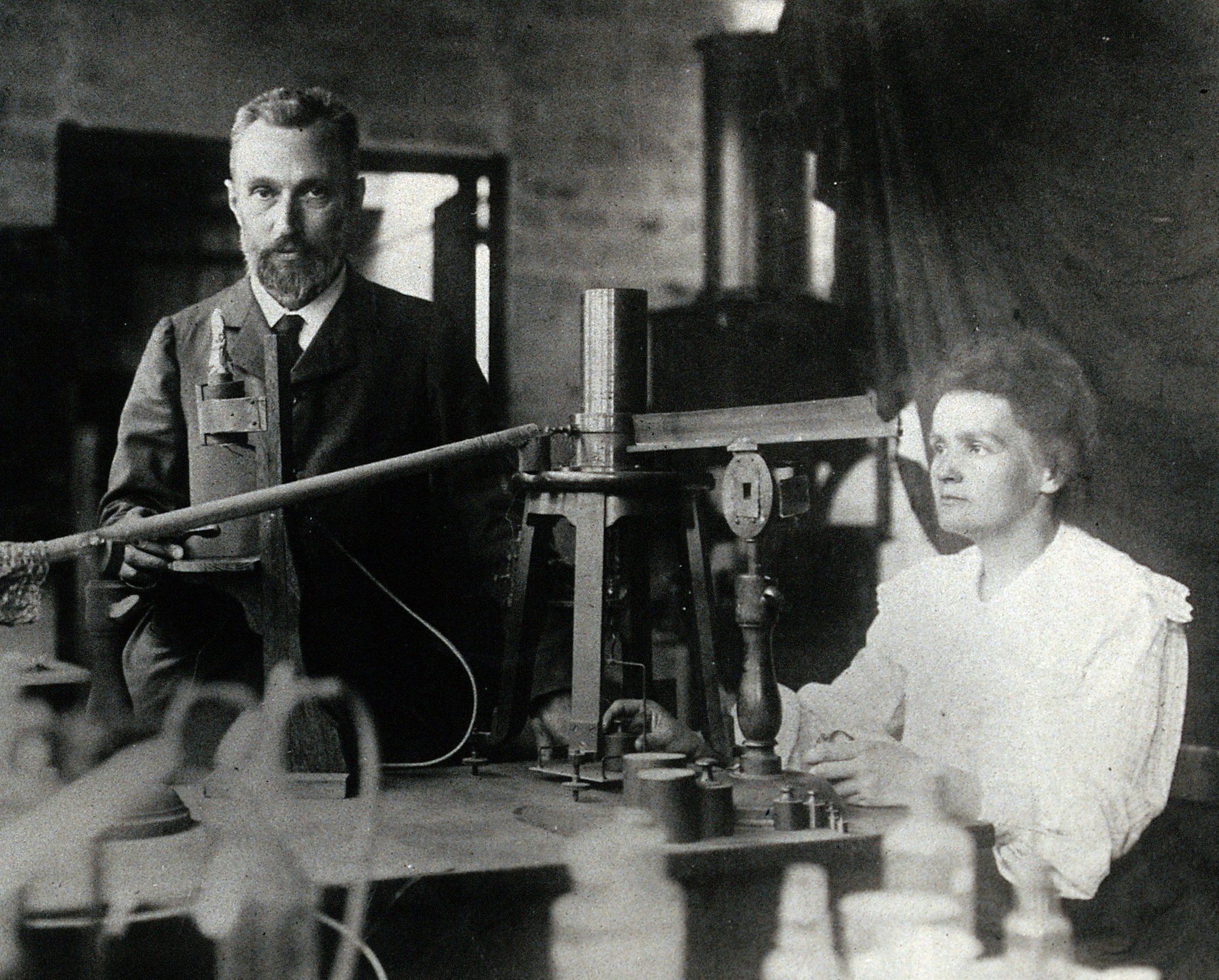 Marie e Pierre Curie no laboratorio