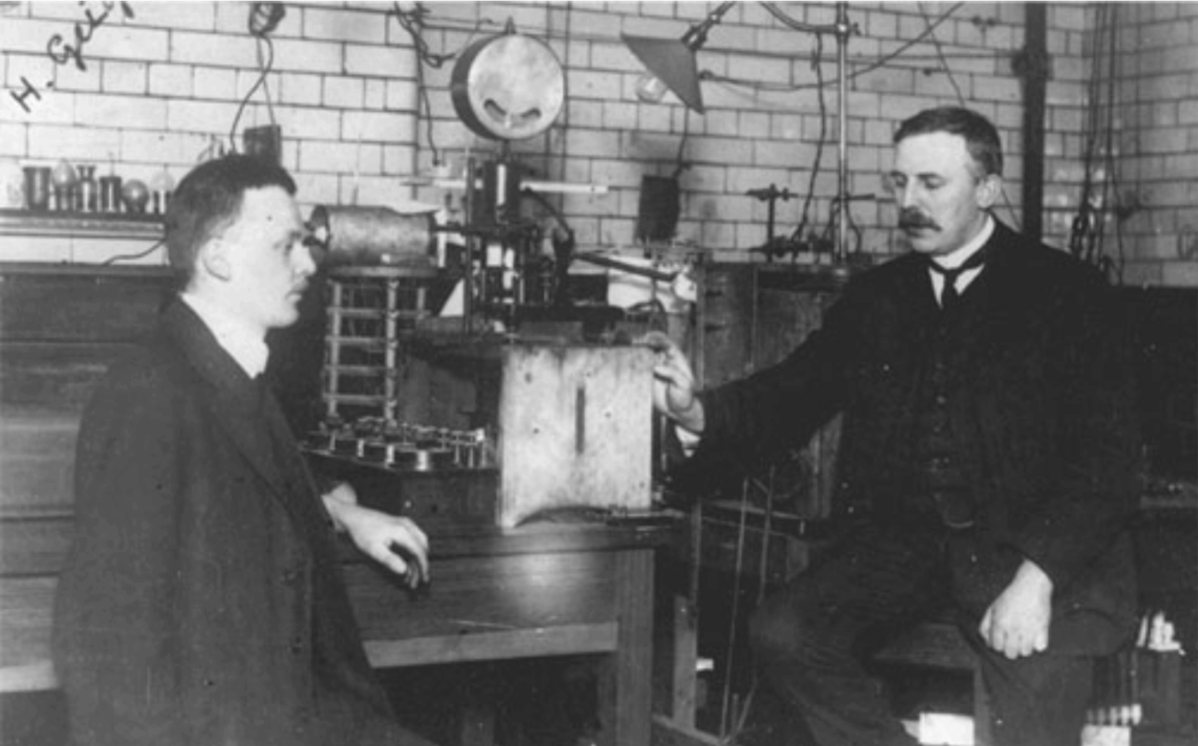 Rutherford e Geiger no lab